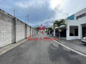 SE VENDE HERMOSA CASA CON PATIO AMPLIO. CASA IMPECABLE