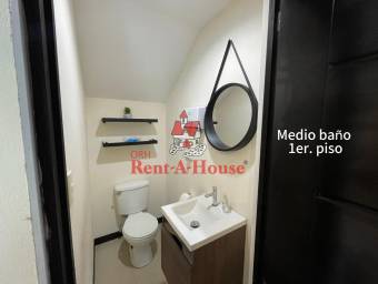 SE VENDE HERMOSA CASA CON PATIO AMPLIO. CASA IMPECABLE