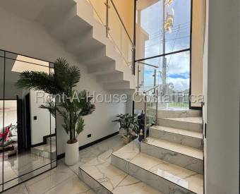 SE VENDE CASA EN LA UNIÓN CARTAGO. CASA MODERNA CON PATIO