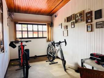 VENTA DE CASA CON AMPLIOS ESPACIOS EN SANTO DOMINGO DE HEREDIA.