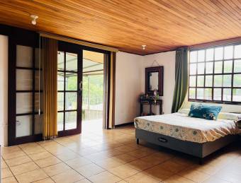 VENTA DE CASA CON AMPLIOS ESPACIOS EN SANTO DOMINGO DE HEREDIA.