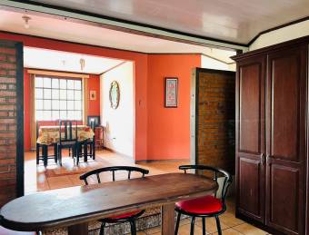 VENTA DE CASA CON AMPLIOS ESPACIOS EN SANTO DOMINGO DE HEREDIA.