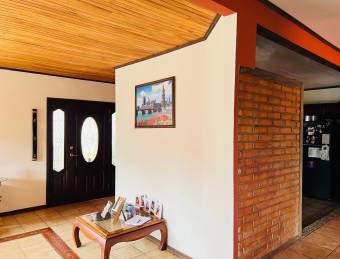 VENTA DE CASA CON AMPLIOS ESPACIOS EN SANTO DOMINGO DE HEREDIA.