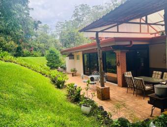 VENTA DE AMPLIA CASA CON USO DE SUELO MIXTO APARTAMENTO.