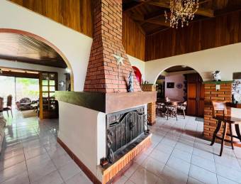 VENTA DE AMPLIA CASA CON USO DE SUELO MIXTO APARTAMENTO.