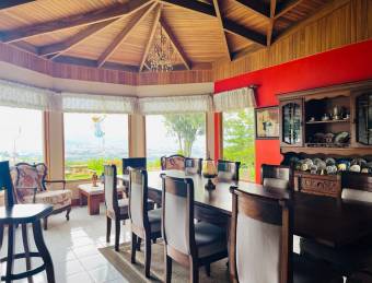 VENTA DE AMPLIA CASA CON USO DE SUELO MIXTO APARTAMENTO.