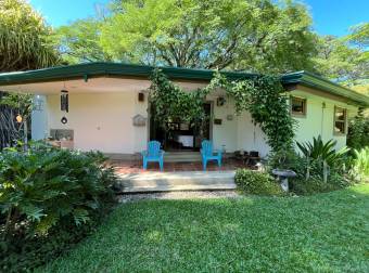 Beautiful house surrounded by vegetation in 4,617 m2