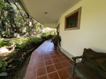 Beautiful house surrounded by vegetation in 4,617 m2