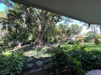 Beautiful house surrounded by vegetation in 4,617 m2