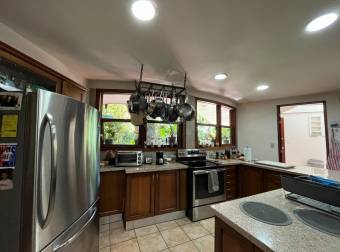 Beautiful house surrounded by vegetation in 4,617 m2