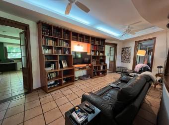 Beautiful house surrounded by vegetation in 4,617 m2