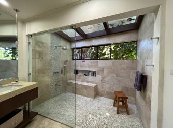 Beautiful house surrounded by vegetation in 4,617 m2