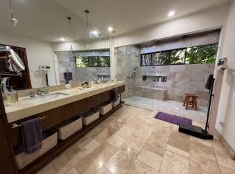 Beautiful house surrounded by vegetation in 4,617 m2