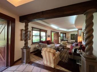 Beautiful house surrounded by vegetation in 4,617 m2