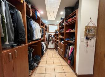 Beautiful house surrounded by vegetation in 4,617 m2