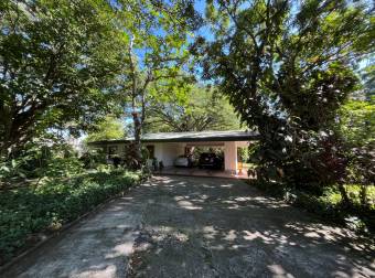 Beautiful house surrounded by vegetation in 4,617 m2