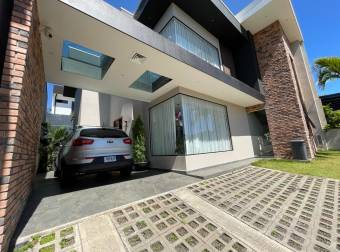 Venta de Casa Duplex ideal para Inversión en Condominio 26-1069