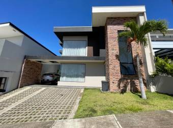 Venta de Casa Duplex ideal para Inversión en Condominio 26-1069