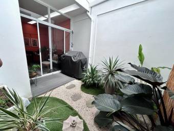 Casa moderna con alto potencial de inversión en condominio en Santa Ana #25-1400 GS