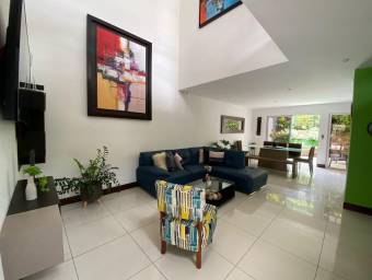 Amplia y cómoda casa en condominio ideal para familias en Santa Ana #24-652 GS