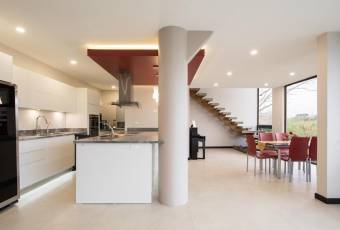 Casa de lujo con 6 habitaciones, terraza y espacios diseñados para el confort total #25-627 GS