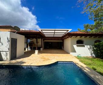 Casa de 1 planta a la venta en condominio en Río Oro de Santa Ana