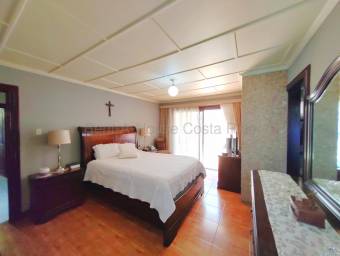 AMPLIA CASA EN VENTA UN SOLO NIVEL LA URUCA