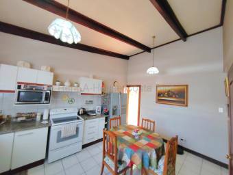 AMPLIA CASA EN VENTA UN SOLO NIVEL LA URUCA
