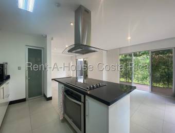 Se alquila casa en Piedades Santa Ana 26-1417