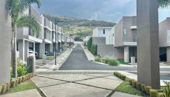 Se alquila casa en Piedades Santa Ana 26-1741