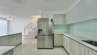 Se alquila casa en Piedades Santa Ana 26-1741