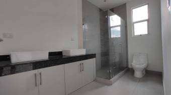 Se alquila casa en Piedades Santa Ana 26-1088