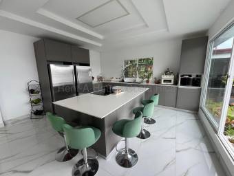 AMPLIA CASA EN ALQUILER SAN ANTONIO DE ESCAZU