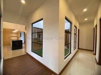 Venta casa moderna 4 habitaciones con jardín y techos altos #26-1834 GS