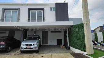 SE VENDE HERMOSA Y MODERNA CASA EN CONDOMINIO EN ULLOA, HEREDIA.