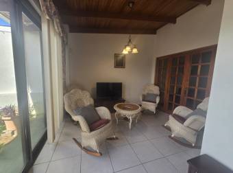 ALQUILER DE CASA AMUEBLADA EN BARRIO LA TRINIDAD, ALAJUELA