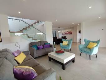 VENTA DE CASA EN CONDOMINIO LOMAS DEL ZURQUI HEREDIA 