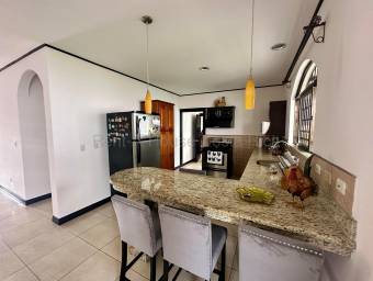 Propiedad con 2 casas y amplio terreno ideal para vivir o invertir en Alajuela #26-1800 GS