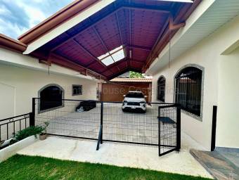 Propiedad con 2 casas y amplio terreno ideal para vivir o invertir en Alajuela #26-1800 GS