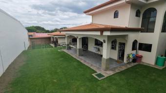 Propiedad con 2 casas y amplio terreno ideal para vivir o invertir en Alajuela #26-1800 GS
