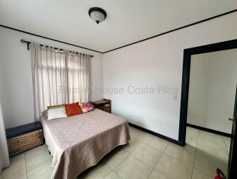 Propiedad con 2 casas y amplio terreno ideal para vivir o invertir en Alajuela #26-1800 GS