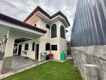 Propiedad con 2 casas y amplio terreno ideal para vivir o invertir en Alajuela #26-1800 GS