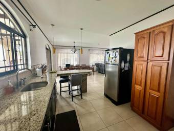 Propiedad con 2 casas y amplio terreno ideal para vivir o invertir en Alajuela #26-1800 GS