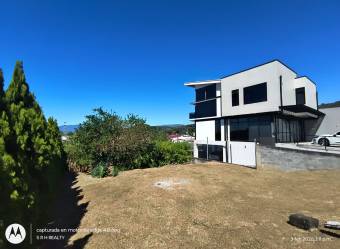 Terreno 320 m2 en el Centro de Ciudad Colón, uso mixto