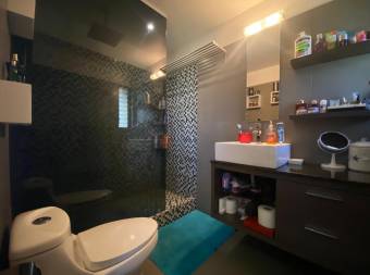 Casa en condominio céntrico con piscina y cancha de tenis en Escazú #26-478 GS