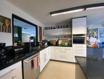 Casa en condominio céntrico con piscina y cancha de tenis en Escazú #26-478 GS