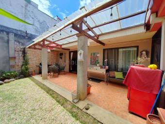 Venta casa 1 nivel amplia con jardín y 4 parqueos $461,375 #26-1822 GS