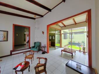 Venta casa 1 nivel amplia con jardín y 4 parqueos $461,375 #26-1822 GS