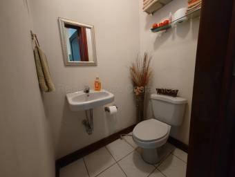 Venta casa 1 nivel amplia con jardín y 4 parqueos $461,375 #26-1822 GS