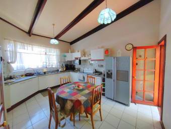 Venta casa 1 nivel amplia con jardín y 4 parqueos $461,375 #26-1822 GS